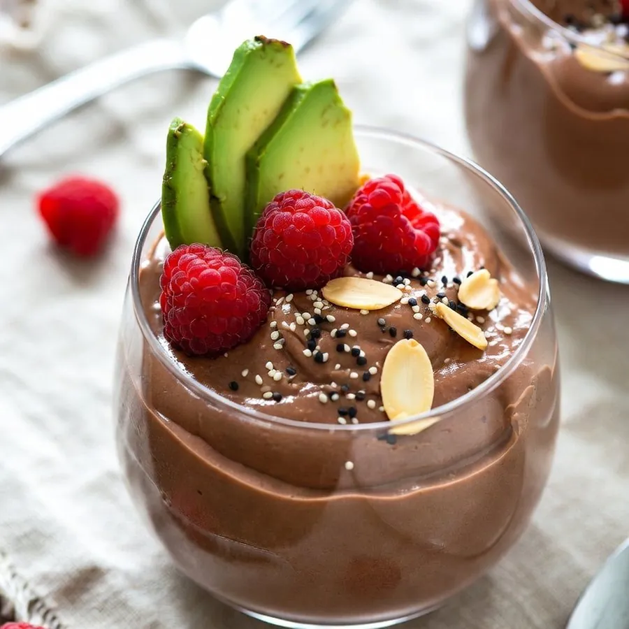 Mousse de cacao y aguacate con frambuesa